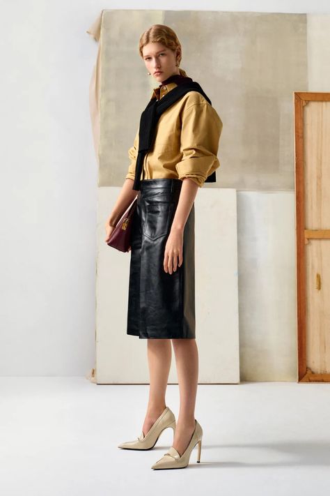 Victoria Beckham Pre-Fall 2024 [PHOTOS]A – WWD Victoria Beckham Collection, Moda Paris, Statement Sleeves, How To Make Clothes, Cropped Flares, Yellow Fashion, Fall 2024, Pre Fall, Fast Fashion