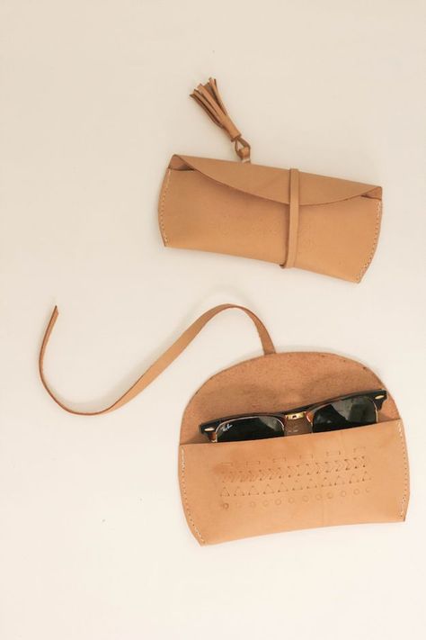 Pochette Diy, Leather Sunglasses Case, Leather Bag Tutorial, Diy En Cuir, Diy Leather Projects, Sac Diy, Diy Leather Bag, Leather Diy Crafts, Cases Diy