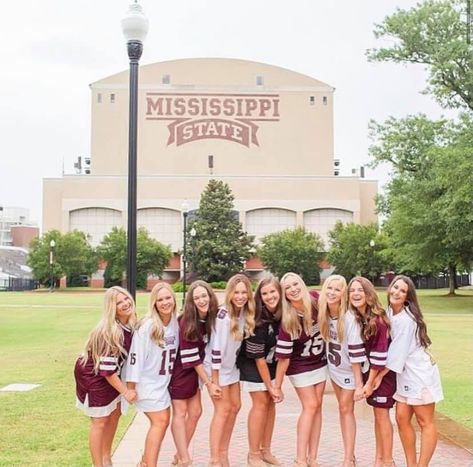 Mississippi State Graduation pictures best friends group photo Mississippi State Graduation Pictures, Mississippi State Aesthetic, Mississippi State Game Day Outfit, Mississippi State Dorm Room, Msu Bulldogs, College Gameday Outfits, Gameday Outfits, Dream Collage, Hail State