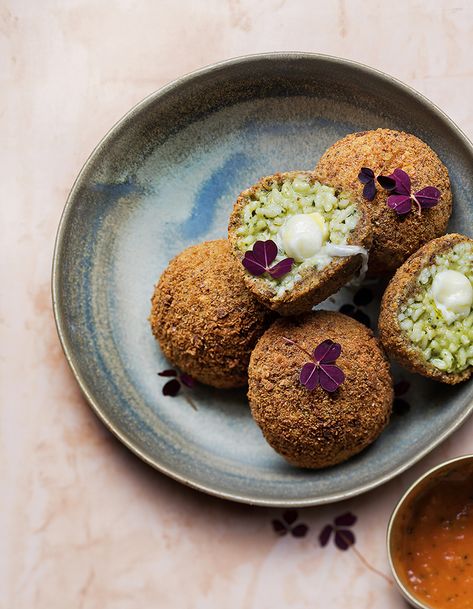 Découvrez la préparation de la recette "Petits arancini de riz au pesto, cœur mozzarella et sauce tomate confite". Vous pouvez aussi utiliser un reste de risotto de la veille. Sauce Tomate, Mozzarella, Pesto, Diner, Serving Bowls, Pizza, Sauce, Pasta, Bowl