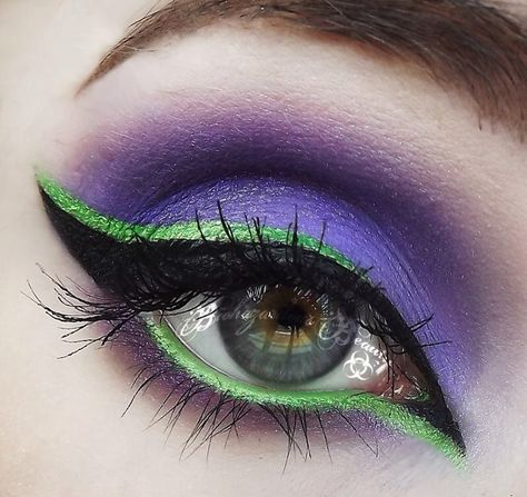 Maleficent Make Up Ideas, Green Eyeshadow Looks For Hooded Eyes, Beetle Juice Eye Makeup, Maleficent Inspired Makeup, Pretty Witch Makeup Looks, Malificent Eye Makeup, Maleficent Eye Makeup, Maleficent Makeup Halloween, Witch Eyes Makeup