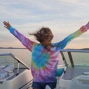 Sunset Tie Dye, The Colour Of Magic, Tie Dye Fashion, Tie Dye Rainbow, How To Tie Dye, Dyed Sweatshirt, Pastel Tie Dye, Dye Sweatshirt, Rainbow Swirl