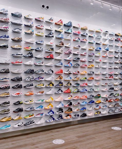 Shoe Store Design, Shoe Wall, Grocery Store Design, Studio Living, Cute Boy Photo, Showroom Interior Design, Sneaker Stores, Pretty Shoes Sneakers, Shoe Display