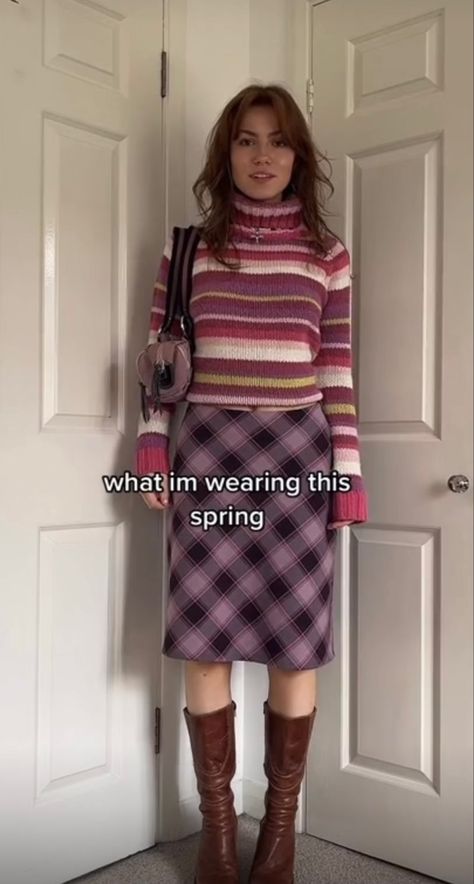 purple plaid maxi skirt with pink striped whool turtleneck top and brown cowgirl boots Striped Top Outfit, Pink Skirt Outfits, Turtleneck Fashion, Plaid Maxi Skirt, Plaid Skirt Outfit, Models Off Duty Style, Funky Outfits, Purple Plaid, Turtleneck Top