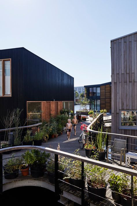 Amsterdam's Floating Neighbourhood Schoonschip Offers a New Perspective on Circularity and Resiliency | ArchDaily Social Housing Architecture, Multigenerational House, Water Architecture, Floating Architecture, Modern Outdoor Spaces, Outdoor Walkway, Multifamily Housing, New Architecture, Social Housing