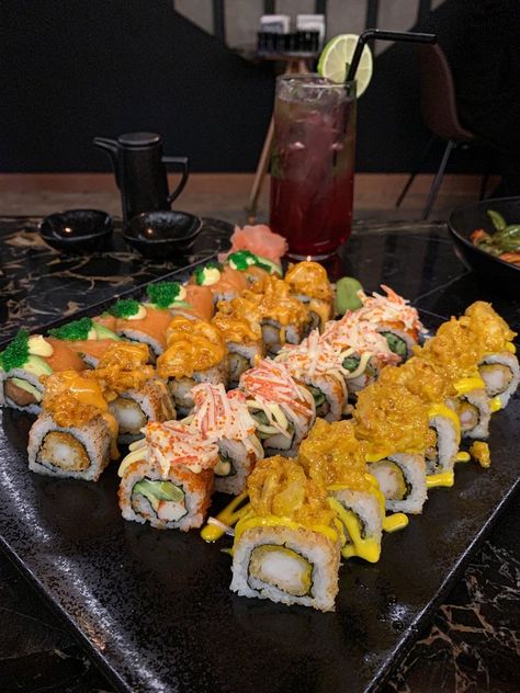 Restaurants In Japan, Enjoy Your Meal, Food Babe, Japanese Sushi, Yummy Comfort Food, Healthy Food Motivation, Sushi Restaurants, Sushi Rolls, Food Obsession