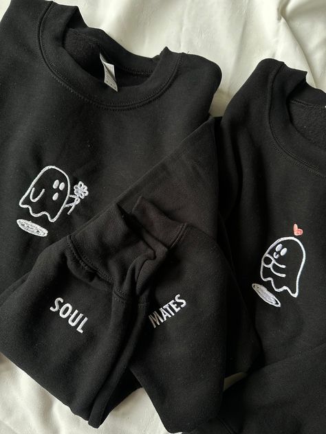 THE CUTEST AND MOST ADORABLE Halloween matching sweatshirts you ever did see! The embroidery is of high quality with high quality sweatshirts. Perfect for watching Halloween movies with your bestie or bae❤️ PLEASE NOTE: X1 SWEATSHIRT IS £30 & £60 FOR 2 SWEATSHIRTS💓 Gender free sizing for a relaxed fit. SMALL - size 8/10 (chest (to fit) 34/36) MEDIUM - size 10/12 (chest (to fit) 38/40) LARGE - size 12/14 (chest (to fit) 42/44) XTRA LARGE - size 16+ (chest (to fit) 46/48) 2 X EXTRA LARGE - size 2 Embroidery Matching Hoodies, Hand Embroidery Letters, Couple Sweatshirts, Kaos Couple, Halloween Parejas, Couple Hoodies, Couples Outfits, Halloween Matching, Friends Sweatshirt