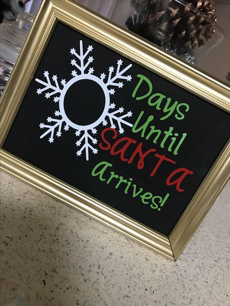 Dollar Tree Chalkboard Crafts, Christmas Bazar, Christmas Countdown Chalkboard, Winter Chalkboard, Christmas Countdown Sign, Dollar Tree Cricut, Dollar Tree Frames, Fall Diys, Diy Christmas Candy