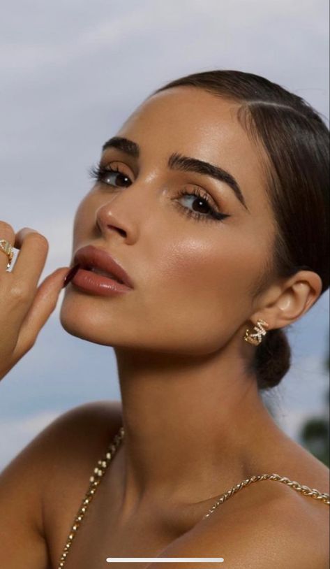 Olivia Culpo Face, Olivia Culpo Style 2023, Olivia Culpo Makeup, Olivia Culpo Hair, Autumn Deep, Olivia Culpo Style, Ball Hairstyles, Minimal Makeup, Photoshoot Makeup