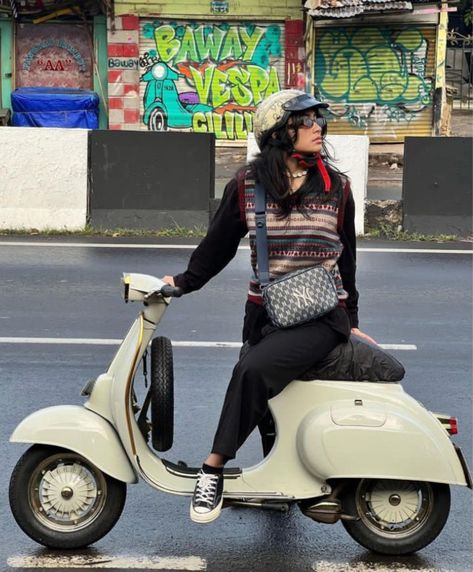 Foto Vespa, Vespa Super, Classic Vespa, Vespa Girl, Motorcycle Aesthetic, Photographer Inspiration, Vespa Vintage, Cute Couple Wallpaper, London Art