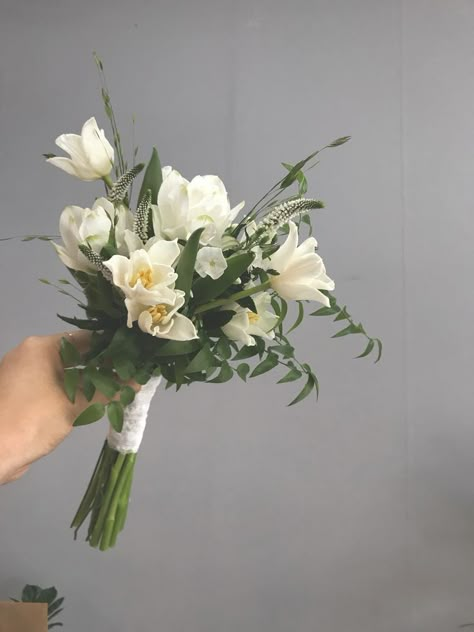 White Flower Boquettes, Wedding Bouquets Small Simple, Simple Boquet Designs, Wedding Bouquets Minimalist, Small White Bridal Bouquet, Simple Hand Bouquet, Small Simple Bouquet, Simple Wedding Bouquet Ideas, Small Bouquet Ideas