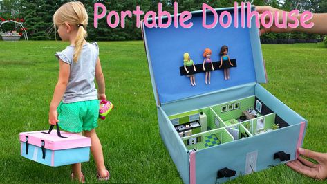 DIY | Dollhouse in a Shoe Box | This tutorial will show you how to make the simplest portable dollhouse. It is built inside of a Shoe Box. Yet it has 4 rooms, plenty of furniture and even a neat place to store your Dolls. Diy Portable Dollhouse, Shoe Box Doll House Diy, Shoe Box Crafts For Kids, Shoe Box Doll House, Shoebox Dollhouse, Upcycle Boxes, Critter Crafts, Shoe Box Diy, Dollhouse Crafts