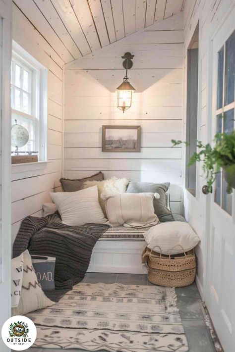 Cozy She Shed Interior, She Shed Reading Nook, Cozy She Shed, She Shed Book Nook, She Shed Office, She Shed Interior Ideas, Natural Wood Desk, She Shed Interior, Shed Office