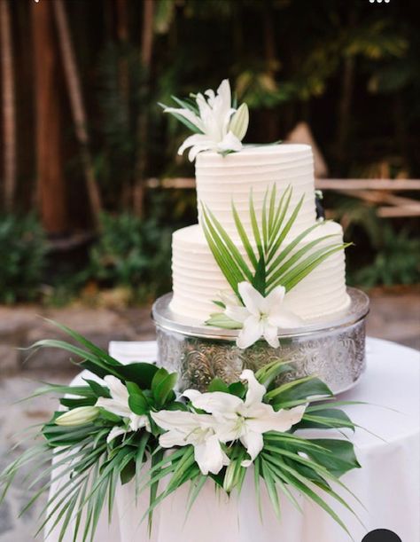 Two Tier Tropical Wedding Cake, Rustic Hawaiian Wedding, Wedding Cake With Palm Leaves, Wedding Cake Hawaiian Theme, Hawaiian Wedding Cake Design, Hawaiian Style Wedding Reception, Modern Tropical Wedding Cake, Mexico Wedding Decorations, Moana Themed Wedding