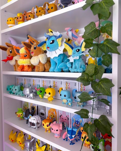 what’s your favourite type of merch to collect for pokemon? ୧ ‧₊˚ 🤍・₊✧ ✦ . 　⁺ 　 . ✦ . 　⁺ 　 . ✦ happy shelfie sunday my lovelies 🫶🏻 this shelf is one of my favourite things in my cozy room! I haven’t been collecting many funko pops for other franchises, but I’ve been pretty happy continuing the pokemon collection of them! 🥹 there’s so many pokemon I’m still hoping they’ll do 🤞🏻 I hope you’re having a beautiful weekend 🌿 Pokemon Display Ideas, Pokemon Merch, Beautiful Weekend, Pokemon Gifts, Pokemon Collection, My Favourite Things, Funko Pops, Cozy Room, Case Stickers