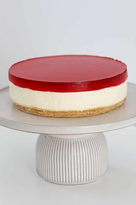 A no-bake cheesecake with a layer of red jelly on top. Lemon Jelly Cheesecake, Cake With Jelly Layer, Cheesecake With Gelatin On Top, Strawberry Jelly Cheesecake, Dessert Jelly, Cheesecake Base, Jelly Cheesecake, Jello Cheesecake, Layer Cheesecake