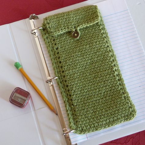 Crochet Pencil Pouch Free Pattern, Crochet For School Ideas, Free Crochet Pencil Case Pattern, Pencil Pouch Crochet Pattern, Crochet For School, Crochet Pouch Tutorial, Crochet Pencil Case Free Pattern, School Crochet Ideas, Crochet Pen Pouch