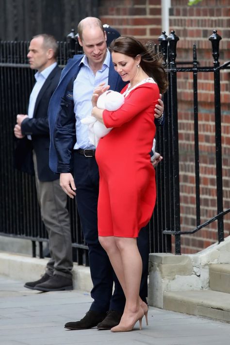 Why Does Kate Middleton Still Look Pregnant? Birthday Red Dress, Katie Middleton, Birth Outfit, Leaving The Hospital, Principe William Y Kate, Mothers Birthday, Düşes Kate, Prince William Family, Herzogin Von Cambridge