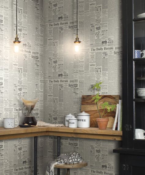 Strip Wallpaper, Daily Wallpaper, Newspaper Wallpaper, Novelty Wallpaper, Newspaper Wall, Stripped Wallpaper, Look Wallpaper, How To Install Wallpaper, Décor Boho