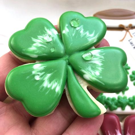 298 Likes, 6 Comments - Decorate Cookies with Amanda (@cookie_concepts) on Instagram: “I don’t know if have ever actually seen a four leaf clover in real life. Maybe that’s because I…” Edible Glitter Recipe, Business Cookies, Stump Cake, Candy Place, Drop Sugar Cookies, Hard Candy Recipes, Celiac Recipes, Decorate Cookies, Colored Sugar