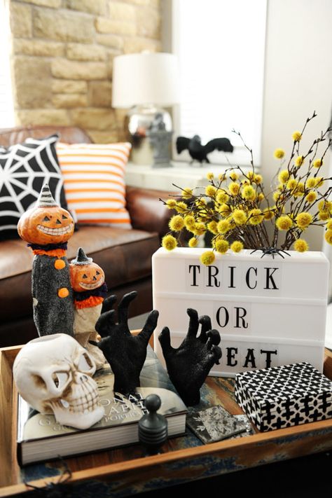 Halloween coffee table vignette found via Pink Peppermint Design. Decor Snippets, Halloween Coffee Table, Porche Halloween, Diy Halloween Home Decor, Halloween Interior, Cookie Halloween, Halloween Vignette, Dekorasi Halloween, Halloween Living Room