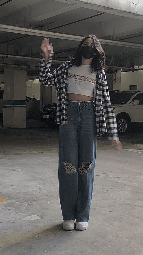 Cute Fall Outfits Flannel, Blue Flannel Outfit Aesthetic, Plaid Shirt And Jeans Outfit, Flannel Summer Outfits, Flannel Shirt Aesthetic, Ripped Jeans Outfit Aesthetic, Flannel And Jeans Outfit, Styling Flannel, Jeans And Flannel Outfit