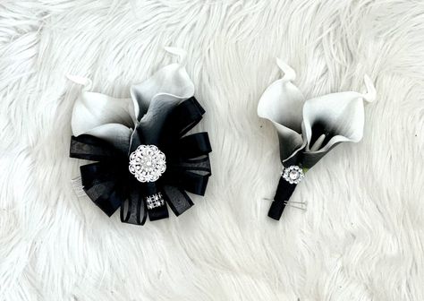 White And Black Corsage, White Prom Flowers, Corsage Black And White, Black Corsage And Boutonniere, Black And White Corsage, Red Corsages, Black Corsage, White Corsage, White Calla Lily