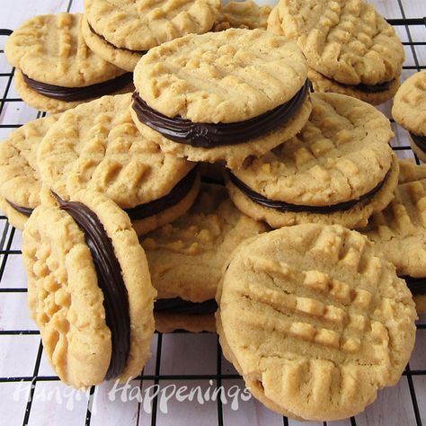 Cookies With Chocolate Ganache, White Ganache, Butter Sandwich Cookies, Cookies Video, Peanut Butter Sandwich Cookies, Cookie Sandwich Recipes, Cookie Recipe Video, Ganache Filling, Butter Sandwich