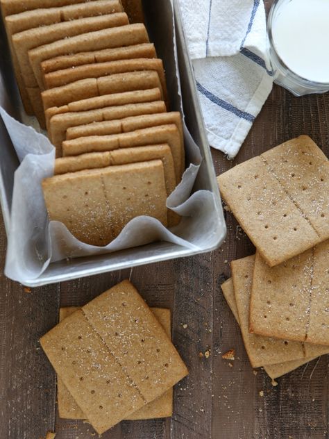 Honey Graham Crackers, Homemade Crackers Recipe, Graham Cracker Recipes, Fruit Cake Cookies, Homemade Graham Crackers, Homemade Pantry, Homemade Crackers, Alton Brown, Cracker Recipes