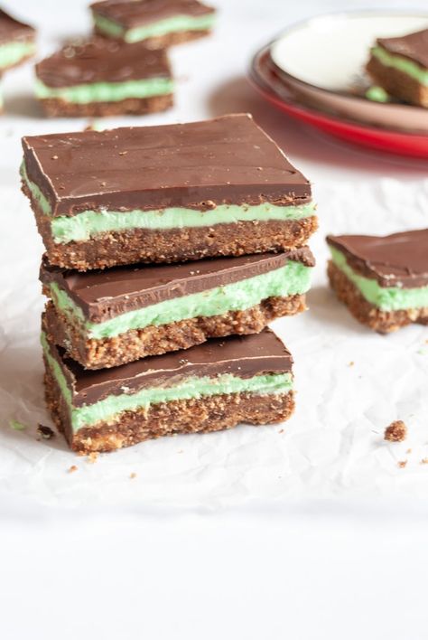 no bake peppermint slice - Something Sweet Something Savoury Mint Bars, Nanaimo Bar Recipe, Peppermint Slice, Chocolate Mint Brownies, No Bake Slices, Mint Slice, Mint Desserts, Biscuits Graham, Nanaimo Bars