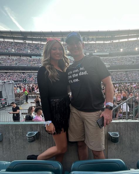 Dads At Taylor Swift Concert, Dads Eras Tour Outfits, Taylor Swift Concert Outfit For Dads, Taylor Swift Dad Outfit Ideas, Taylor Swift Dad Outfit, Eras Tour Dad Outfit, Dad Eras Tour Outfits, Eras Tour Outfits For Dads, Eras Outfits