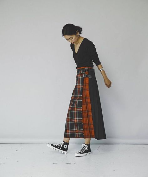 Tartan Skirt Outfit, Tartan Fashion, Kilt Outfits, Upcycle Clothes Diy, Tartan Skirt, Skirt And Sneakers, Cooler Look, Estilo Punk, Kilt