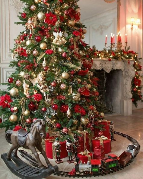 Tree With Presents, Christmas Tree Inspo, Red And Gold Christmas Tree, Christmas Tree With Presents, Christmas Tree Decorating Themes, Elegant Christmas Trees, Traditional Christmas Decorations, Gold Christmas Decorations, Christmas Themes Decorations