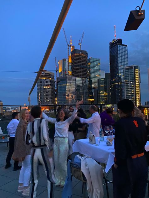 #party #event #skyline #viewgoals #view #frankfurt #hotel #vibes #summervibes #summer Frankfurt Summer, Frankfurt Skyline, City Party, Business Vision Board, Life After College, Nyc Lifestyle, New York Life, Future Lifestyle, Dream Lifestyle