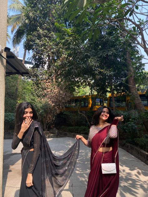 Poses For 2 Friends In Saree, Saare Poses With Friends, Farewell Poses With Bestie, Saree For Girls Farewell College, Saree Pose With Bestie, Farewell Pic Ideas, Traditional Poses With Friends, Aesthetic Saree Poses With Friends, Saree Poses With Bestie