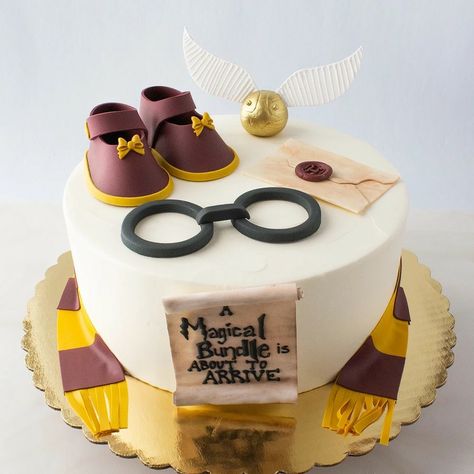 Harry Potter Baby Clothes, Baby Harry Potter, Gateau Harry Potter, Cumpleaños Harry Potter, Harry Potter Birthday Cake, Teen Cakes, New Birthday Cake, Birthday Cakes For Teens, Harry Potter Baby Shower