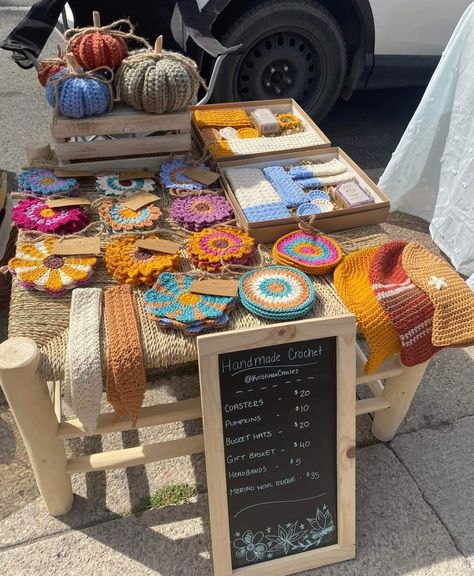 Crochet Market Table Set Up, Crochet Market Set Up, Crochet Market Display, Crochet Vendor Display, Crochet Market Setup, Crochet Trends, Booth Display Ideas Diy, Crochet Projects To Sell, Farmers Market Stand