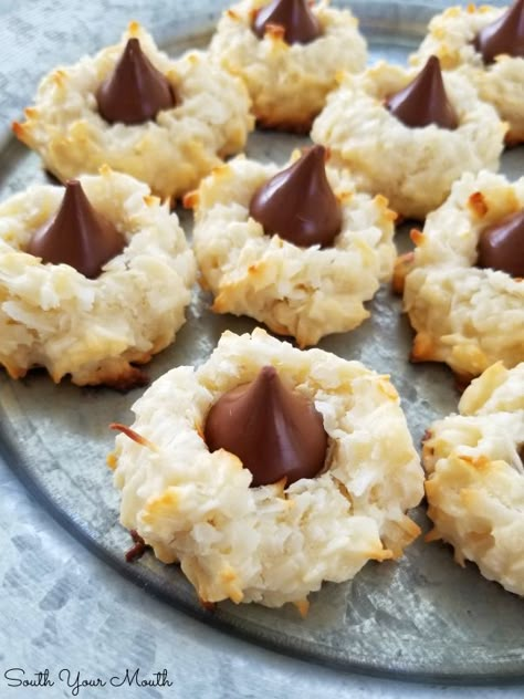 Coconut Kisses, Lemon Macaroons, South Your Mouth, America Cake, Moist Cake Recipe, Coconut Macaroon, Coconut Macaroons Recipe, Chocolate Drops, Macaroon Cookies