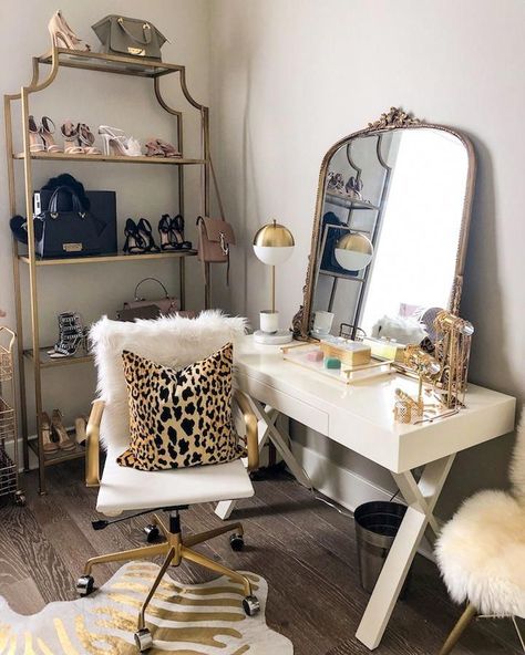 Glam Vanity Ideas, Glamorous Vanity Makeup Rooms, Blogger Room Ideas, Womens Vanity Room, Moody Vanity Room, Organizing Handbags In Closet, Closet Wall Decor Ideas, Cloffice Decor Ideas, Makeup And Closet Room Ideas