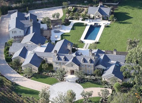 While the estate may not look exceptionally large from the ground level, this bird's-eye view gives a peek into the true size of this gigantic property. Kim Kardashian House, Celebrity Mansions, Kardashian Home, Kim Kardashian Kanye West, Kim And Kanye, Dream Mansion, Mega Mansions, Kim Kardashian And Kanye, Joel Osteen