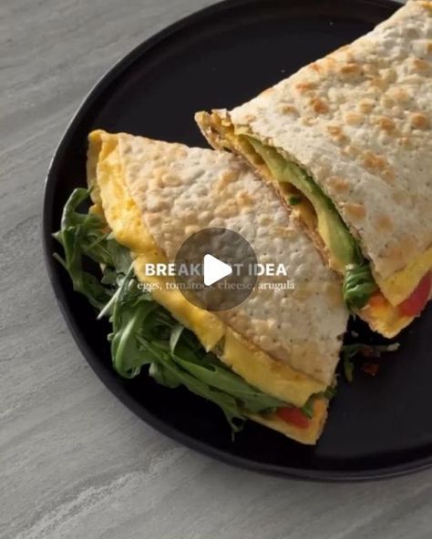 Omelette Wrap, Healthy Egg Breakfast, Healthy Eggs, Breakfast Lovers, Dinner Side Dishes, Smoothie Diet Plans, Tomato And Cheese, Avocado Tomato, Meal Replacement Smoothies