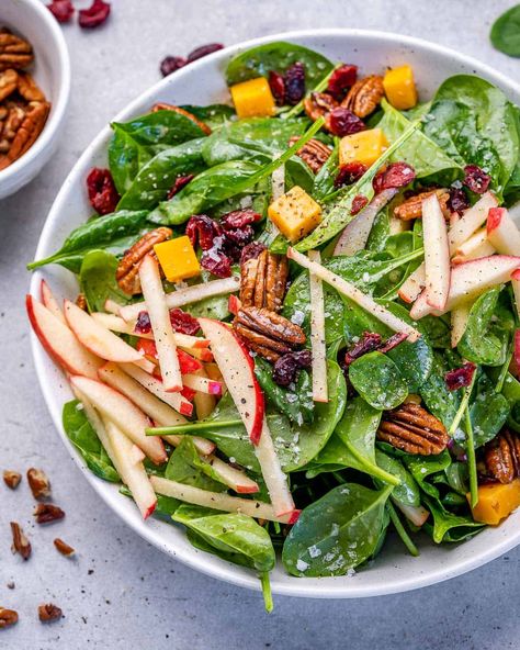 This sweet and fresh apple pecan salad is made with a delicious maple vinaigrette and is so good! Made with cranberries, crispy apples, crunchy pecans, and savory cheddar cheese! Maple Vinaigrette Dressing, Pecan Salad Recipe, Apple Pecan Salad, Spinach Apple Salad, Salad Apple, Tasty Salads, Maple Vinaigrette, Recipe Spinach, Beet Salad Recipes