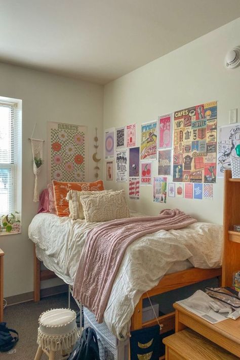 vintage dorm inspo cozy dorm inspo cozy blue college dorm inspo cozy blue cozy dorm bed inspo bohemian dorm inspo cozy small dorm room inspo cozy dorm inspo cozy double Simple College Dorm Room Ideas, Cool Girl Dorm, Dorm Room Indie, Dorm Set Up, Uni Dorm Room Decor, Double Dorm Room Ideas, Blue College Dorm, Dorm Ideas Aesthetic, Colorful Dorm Room Ideas