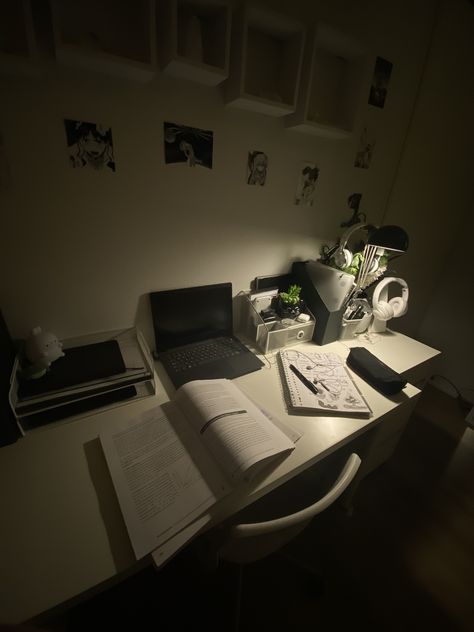 Dark Desk, Aesthetic House, Desk Inspo, Study Room Decor, Study Aesthetic, Room Desk, Black Desk, Study Desk, Study Table