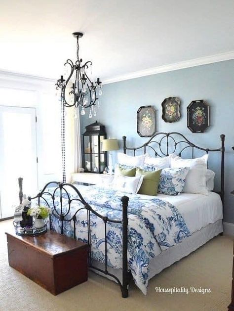 White Guest Bedroom, French Country Bedrooms, Blue White Decor, Shabby Chic Bedroom, Woman Bedroom, Shabby Chic Bedrooms, Country Bedroom, Southern Hospitality, Dreamy Bedrooms