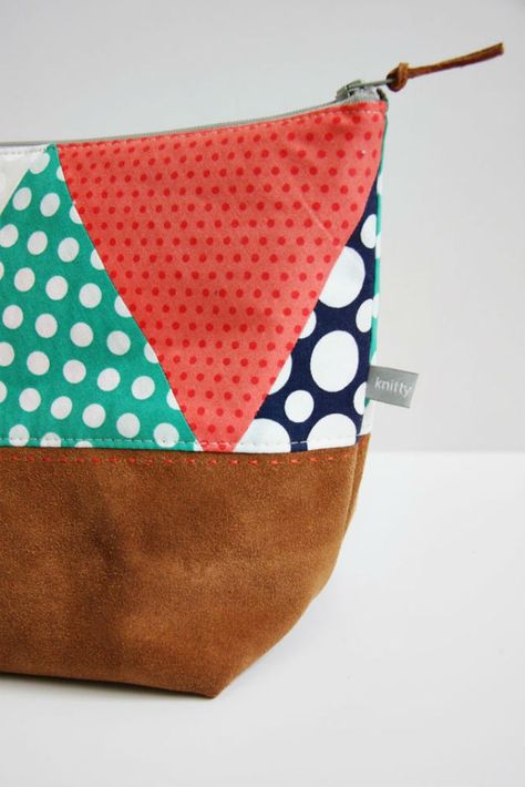 Pretty Polka Dot Pouch | 21 Easy Sewing Projects You Can Give as Gifts for Your Teens Leather Pouch Tutorial, Diy Pouch No Zipper, Purse Sewing Patterns, Pouch Tutorial, Modern Bag, Sewing Purses, Sewing Projects For Kids, Pouch Pattern, Sewing Leather