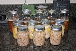 How to Can Meat - excellent guide Canning Baked Beans, Apocalypse Food, Chili Canning Recipe, Freezing Recipes, Canning Meat, Canned Baked Beans, Canning 101, Food Preserving, Canning Food