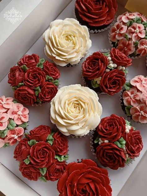 Mothers Day Baking Ideas, Cupcake Flowers, Mothers Day Cupcakes, Valentines Baking, Cupcake Decorating Tips, Fancy Cupcakes, Buttercream Flower Cake, Cupcake Cake Designs, Floral Cupcakes