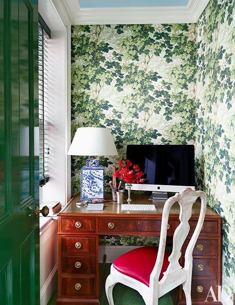 The office features Zoffany wallpaper and a Vaughan lamp. Zoffany Wallpaper, Tiny Office, Brooklyn Brownstone, Office Nook, Green Interiors, Diy Desk, A Desk, Office Inspiration, Home Office Design