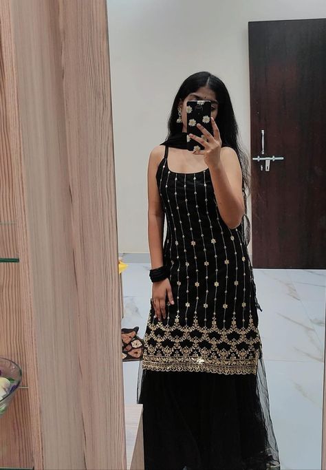 Mirror Selfie In Suit, Suit Degin, Black Garara, Black Sharara, Suits For Women Indian, Banks Icon, Stylish Kurtis Design, Desi Outfits, Woman Outfit